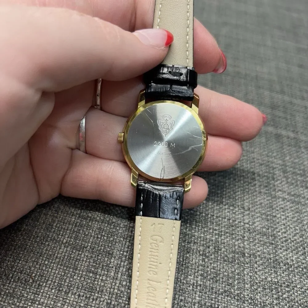 Vintage Gucci 2200M Gold Tone Black Dial Roman Numerals Swiss Quartz Watch